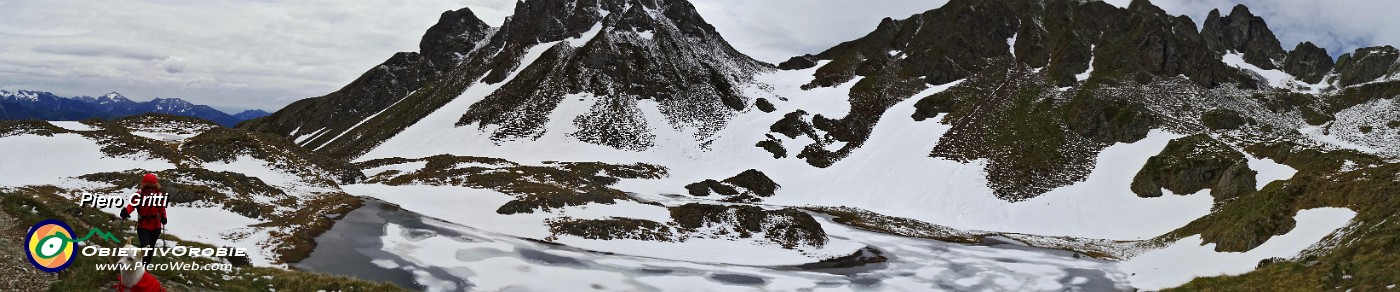 60 Ampia panoramica al primo laghetto ancora in parte ghiacciato.jpg